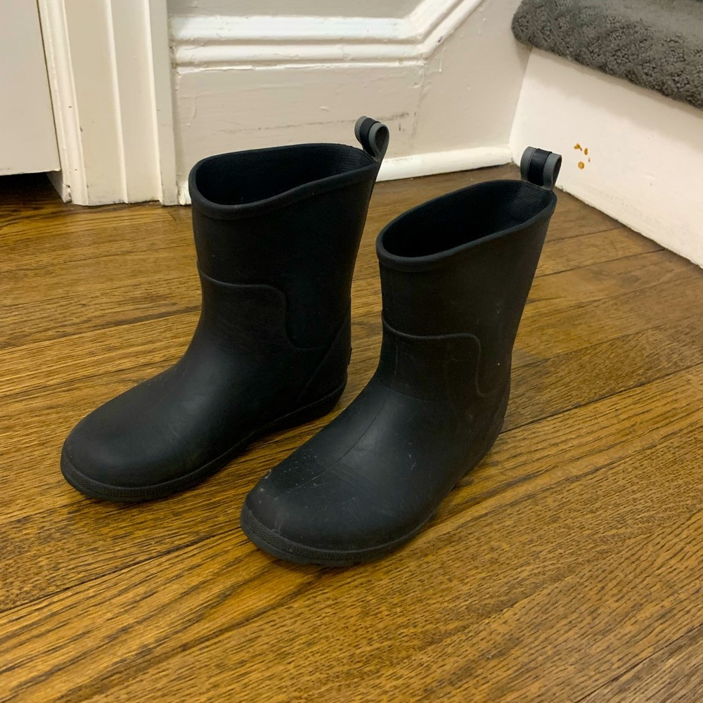 Totes little kids rain boots.Gently worn, great condition, no flaws.